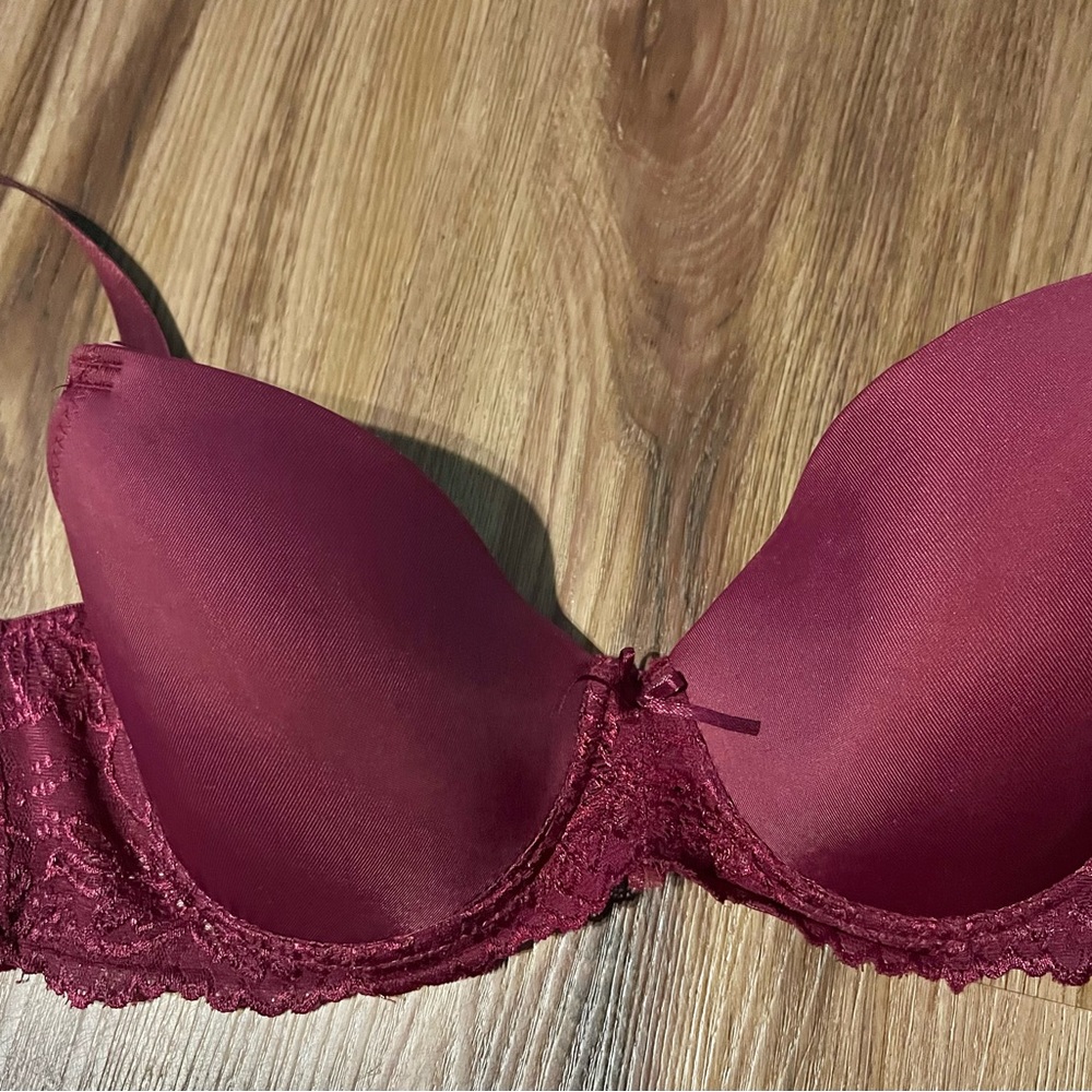 New without tag pretty Kathy Ireland Intimates Bra.